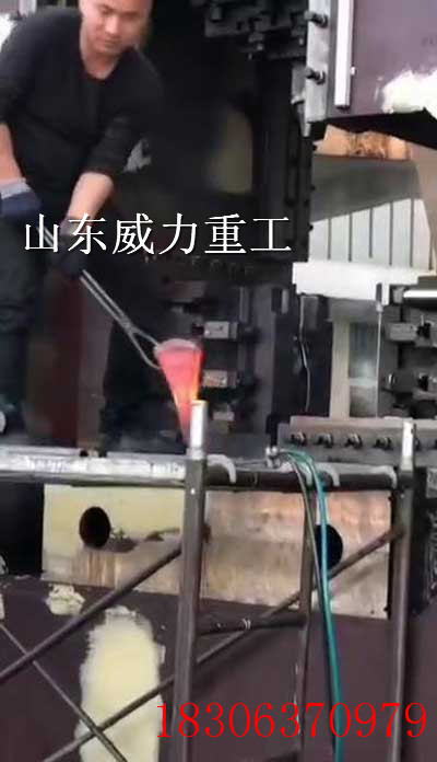 2000噸快速熱壓模鍛液壓機生產中